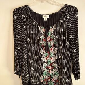 Style & Co pheasant style top with black lace border, black/white flowered large